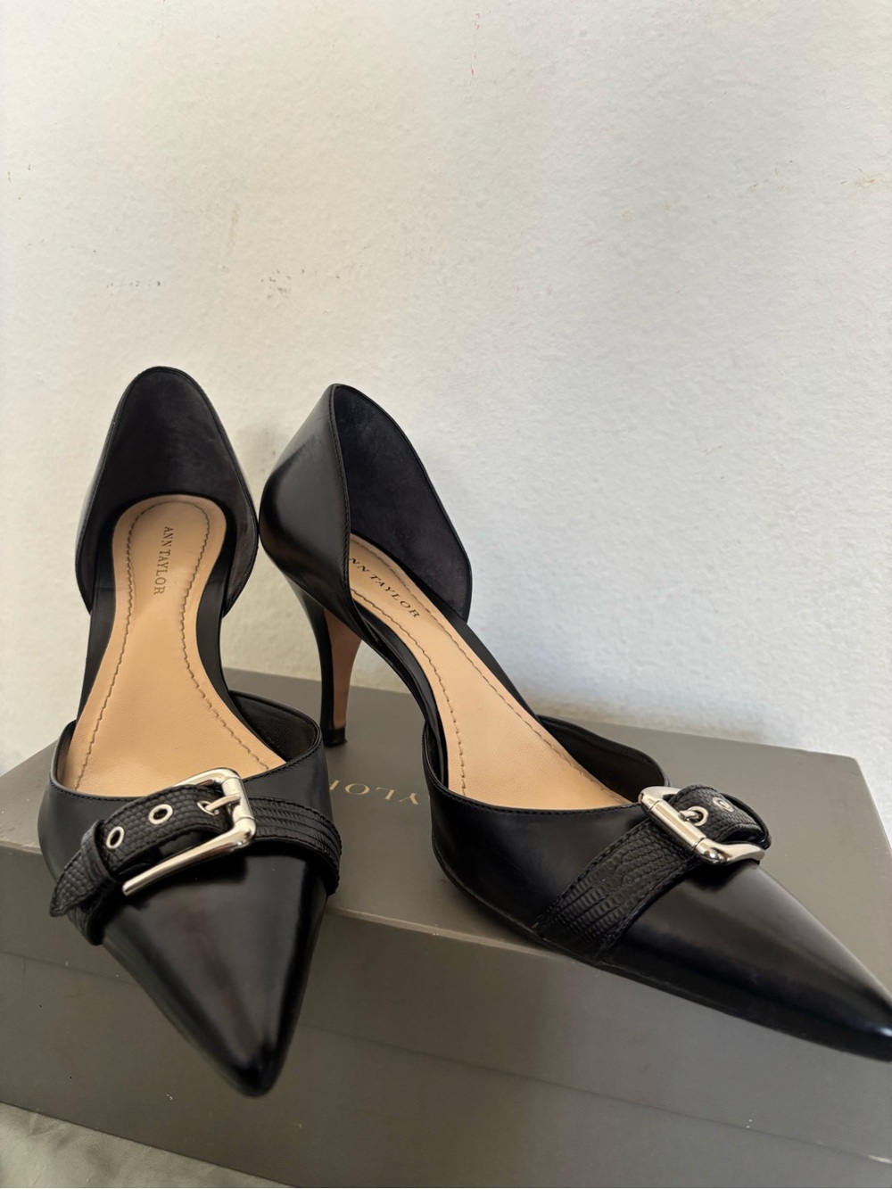 ANN Taylor Black Pointed Fall kitten heels